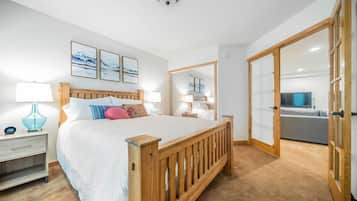 3 habitaciones, escritorio y tabla de planchar con plancha
