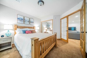 3 bedrooms, desk, iron/ironing board, travel crib