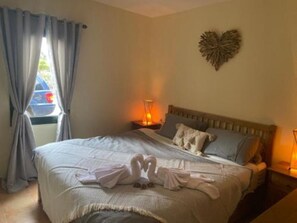 6 slaapkamers, een strijkplank/strijkijzer, wifi, beddengoed