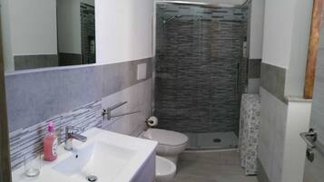 Doccia, asciugacapelli, bidet, asciugamani