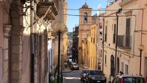 A narrow street with parked cars and buildings on both sides. - Two-roomed house "In centro" + services in the baroque heart of the city (Noto)