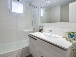 Baignoire, séchoir à cheveux