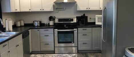 Een koelkast, een magnetron, een oven, een kookplaat