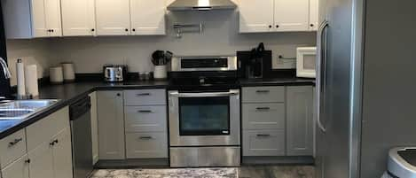 Private kitchen | Fridge, microwave, oven, stovetop