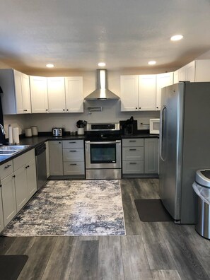 Kjøleskap, mikrobølgeovn, ovn og kokeplater