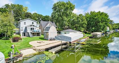 Chain O' Lakes life...serene bay w/ private beach access. Kayaks & Boats welcome