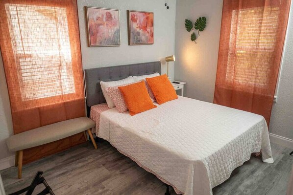 4 bedrooms, iron/ironing board, WiFi, bed sheets