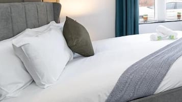 5 bedrooms, iron/ironing board, WiFi, bed sheets