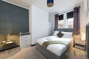 5 bedrooms, iron/ironing board, WiFi, bed sheets