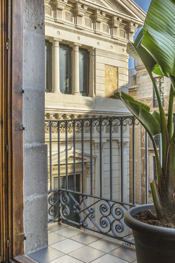 Classic Triple Room | Egyptian cotton sheets, premium bedding, down comforters - Sol y K (Barcelona)
