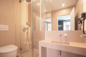 Een douche, een haardroger, handdoeken, zeep