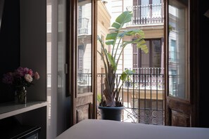Standard Double Room, Balcony, City View | Egyptian cotton sheets, premium bedding, down comforters - Sol y K (Barcelona)