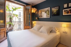 Standard Double Room, Balcony, City View | Egyptian cotton sheets, premium bedding, down comforters - Sol y K (Barcelona)