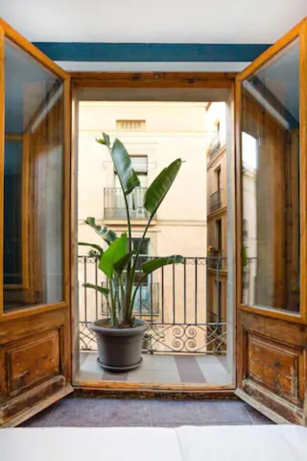 Egyptian cotton sheets, premium bedding, down comforters - Sol y K (Barcelona)