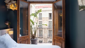 Standard Double Room, Balcony, City View | Egyptian cotton sheets, premium bedding, down duvets, memory-foam beds - Sol y K (Barcelona)