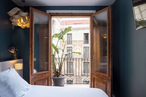 Standard Double Room, Balcony, City View | Egyptian cotton sheets, premium bedding, down comforters - Sol y K (Barcelona)
