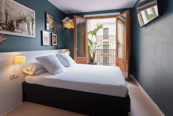 Standard Double Room, Balcony, City View | Egyptian cotton sheets, premium bedding, down comforters - Sol y K (Barcelona)
