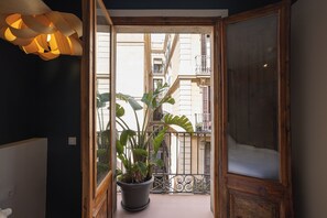 Standard Double Room, Balcony, City View | Egyptian cotton sheets, premium bedding, down comforters - Sol y K (Barcelona)