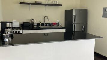 Jääkaappi, mikroaaltouuni, uuni, liesi