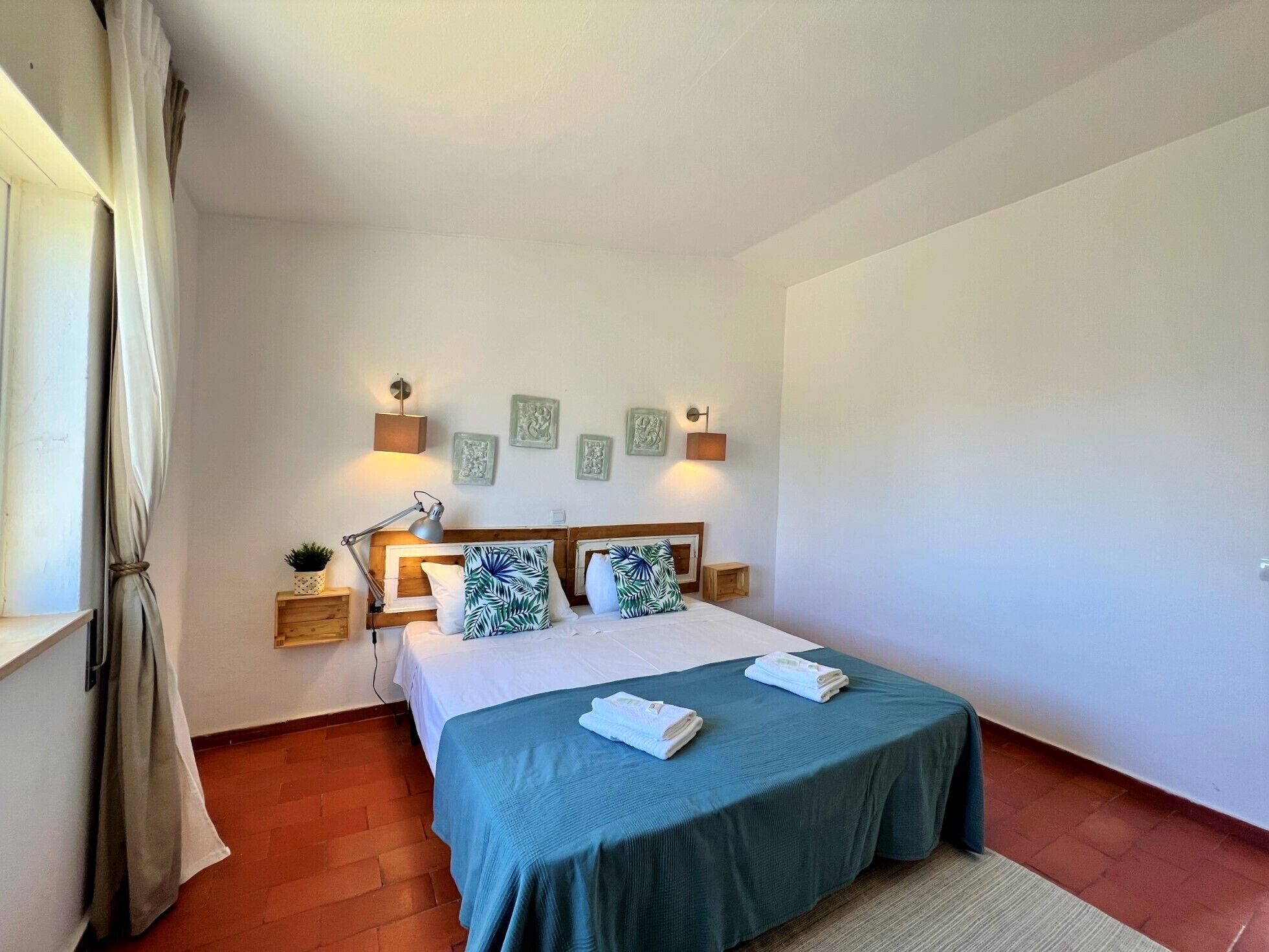 Iron/ironing board, free WiFi, bed sheets