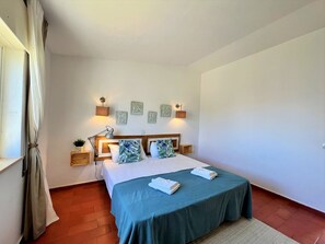 Iron/ironing board, free WiFi, bed sheets
