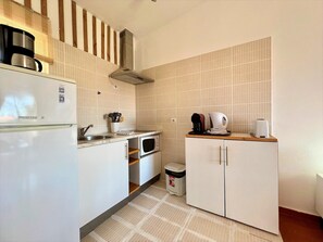 Frigorífico, microondas, cafetera o tetera y hervidor eléctrico