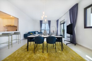 Apartment, 3 Bedrooms | Dining room