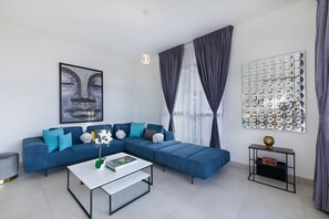 Apartment, 3 Bedrooms | Living room | 32-inch TV with cable channels - Maison Privee - Exclusive Luxury 3BR Apt with scenic views of Burj Al Arab (Dubai)