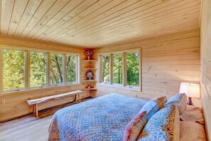 7 bedrooms, iron/ironing board, free WiFi, bed sheets - Beautiful home with mountain and river views. (Madison)