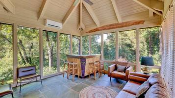 Smart-tv, eldstad, bordsfotboll och ett bordtennisbord