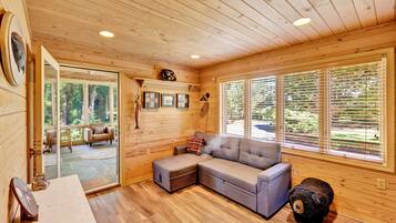 Smart-tv, eldstad, bordsfotboll och ett bordtennisbord