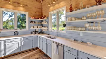 KylskÄp, mikrovÄgsugn, ugn och spishÀll