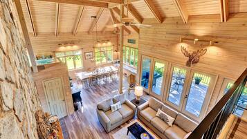 Smart TV, lareira, pebolim, mesa de pingue-pongue