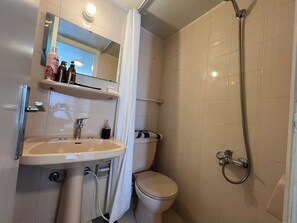 Douche, serviettes fournies, savon, shampooing