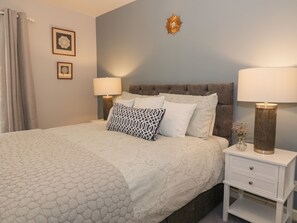 2 makuuhuonetta, yksilöllisesti sisustettu, yksilöllisesti kalustettu