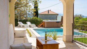 House - Attractive Holiday House Mare With Swimming Pool and Jacuzzi (Krk)