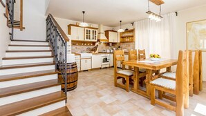 House - Attractive Holiday House Mare With Swimming Pool and Jacuzzi (Krk)