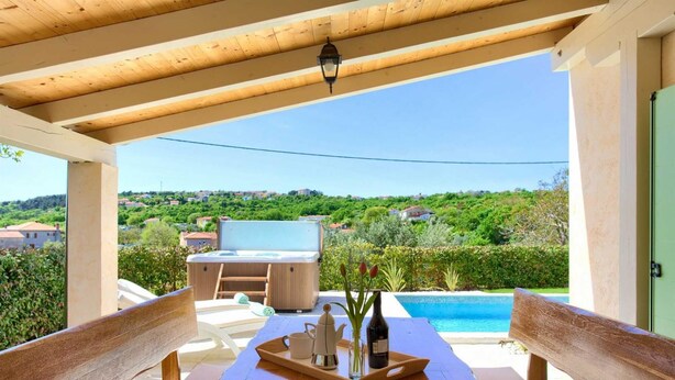 House - Attractive Holiday House Mare With Swimming Pool and Jacuzzi (Krk)
