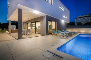 Villa | 4 bedrooms - Villa LEA Magdalena in Malinska (Malinska-Dubasnica)