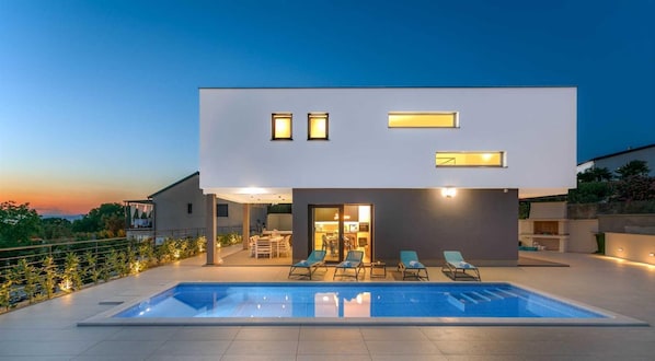 Villa | 4 bedrooms - Villa LEA Magdalena in Malinska (Malinska-Dubasnica)