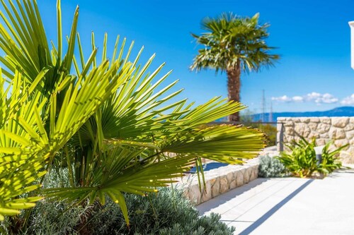 Villa Maria With Heated Swimming Pool