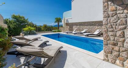 Villa Maria With Heated Swimming Pool