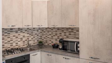 Frigorifero, microonde, forno, piano cottura