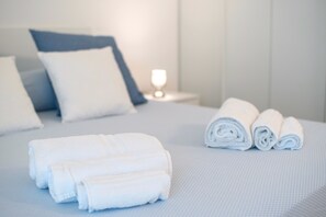 2 bedrooms, travel cot, free WiFi, bed sheets