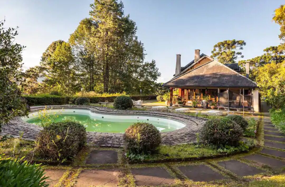 Piscina externa, espreguiçadeiras