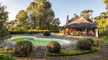 Piscina externa, espreguiçadeiras