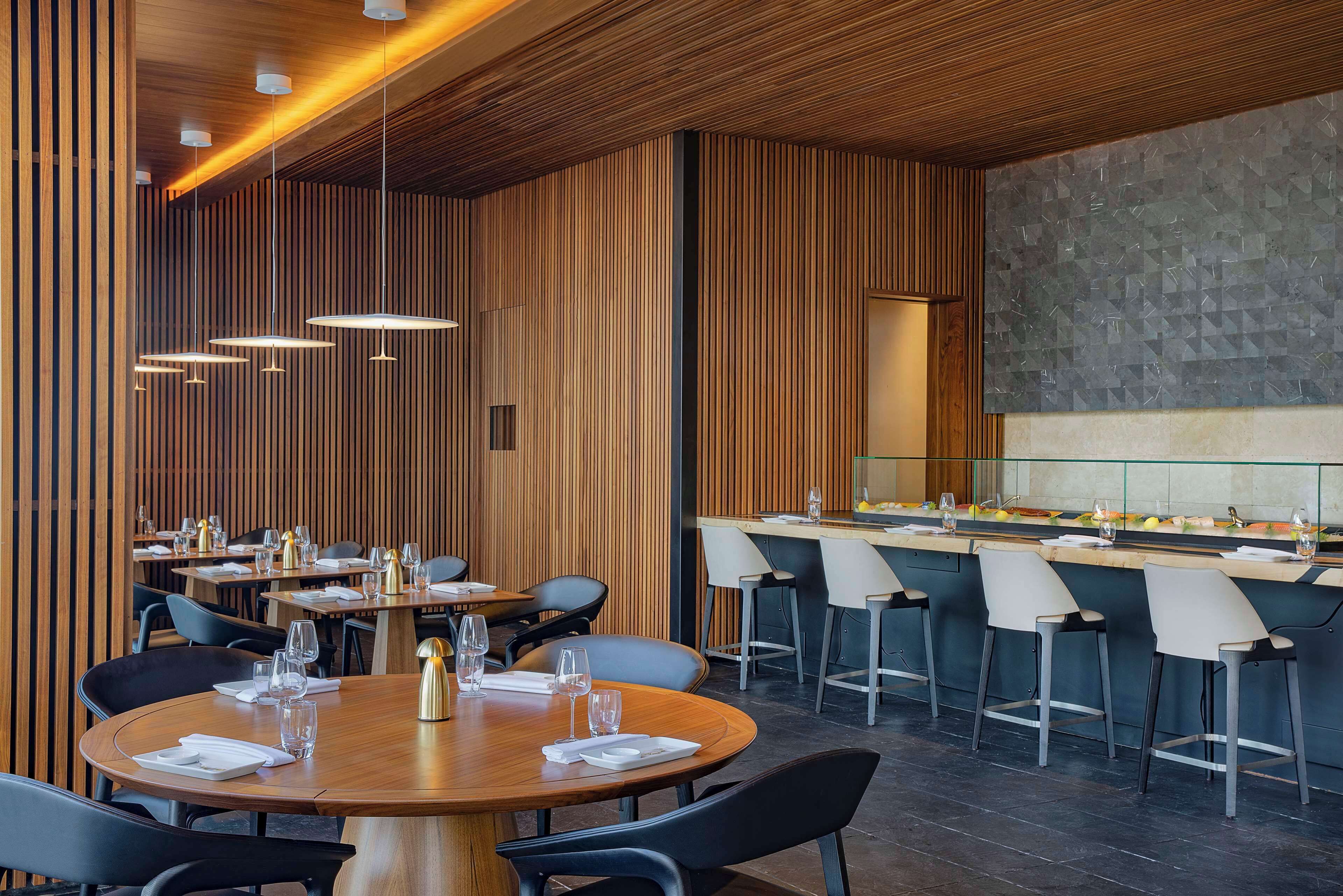 4 restaurants; lunch, dinner, and brunch served