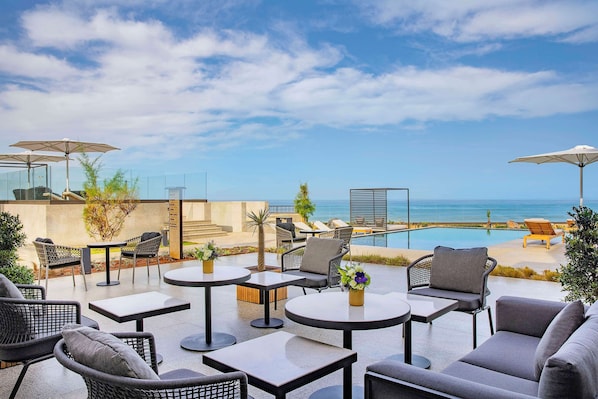 4 من المطاعم، حيث تُقدم وجبات الغداء، العشاء، أطباق البحر المتوسط