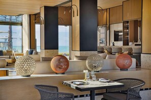 4 ห้องอาหาร, บริการอาหารกลางวัน อาหารเย็น บรันช์, อาหารเมดิเตอร์เรเนียน