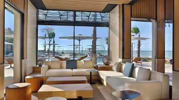 4 restaurants; lunch, dinner and brunch served